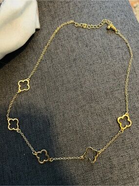 Source Unknown Gold Clover-Link Necklace with Five Open Motifs